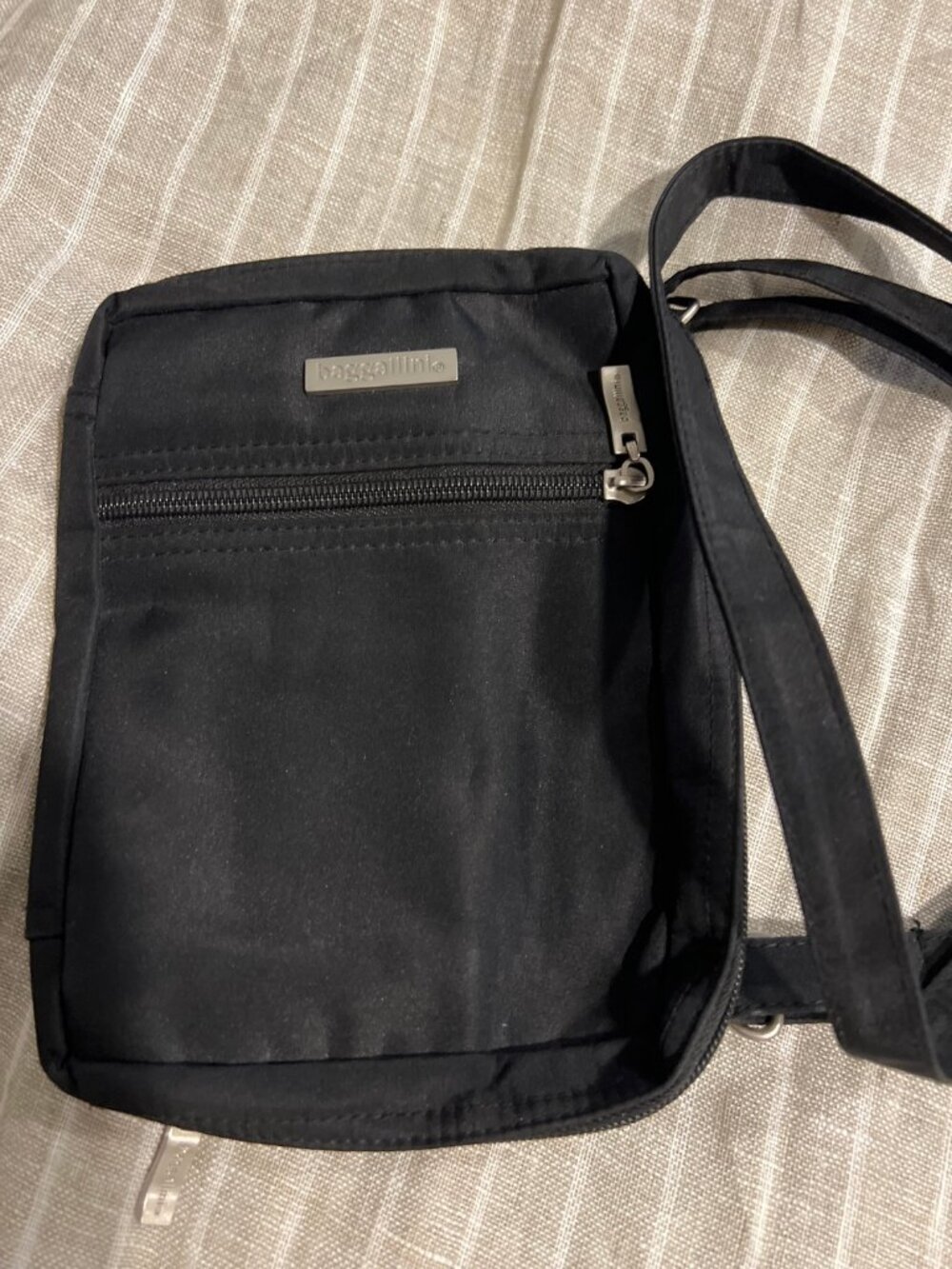 Baggallini Crossbody Wallet Organizer Bag Black Zip Around